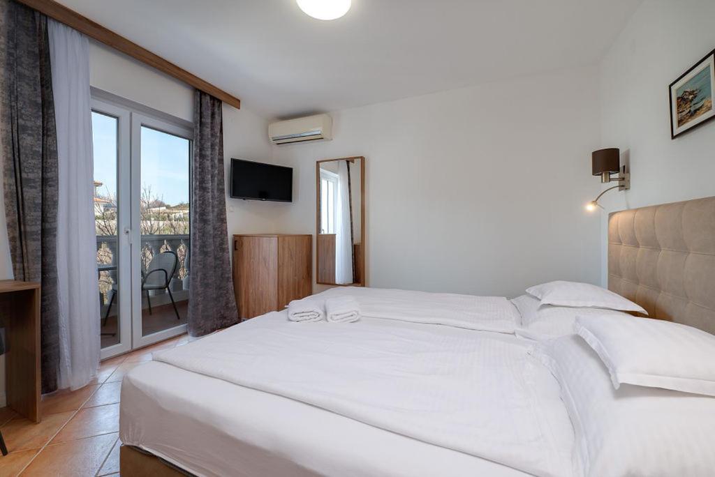 Bed & Breakfast Dosen III Baska  Luaran gambar